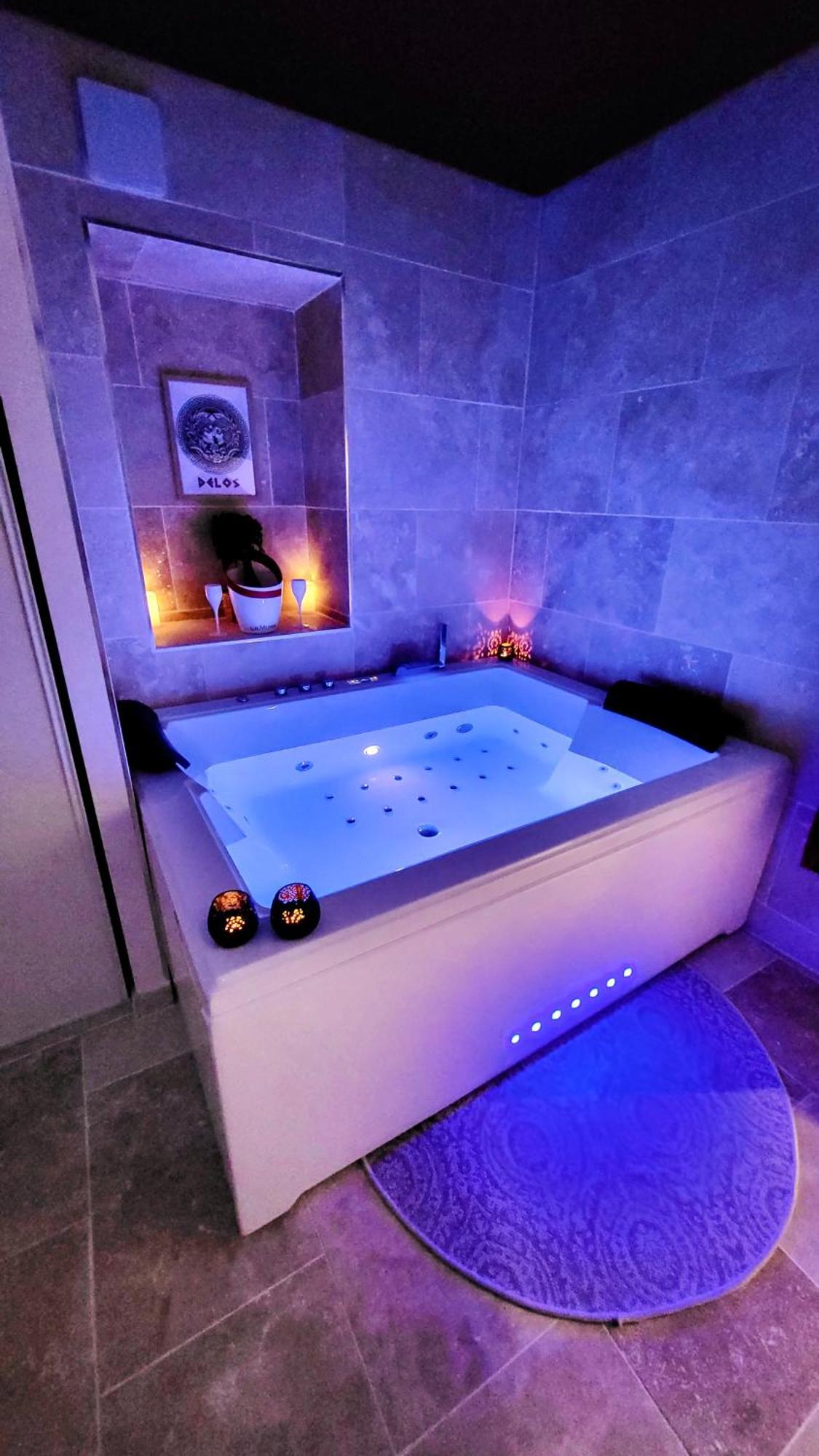 - La Suite Delos - Jacuzzi 2 Places - Centre Ville A Pied - Lit Queen Size - Parking Privee - Wifi - City Center Within Walking Distance - Кемпер Экстерьер фото