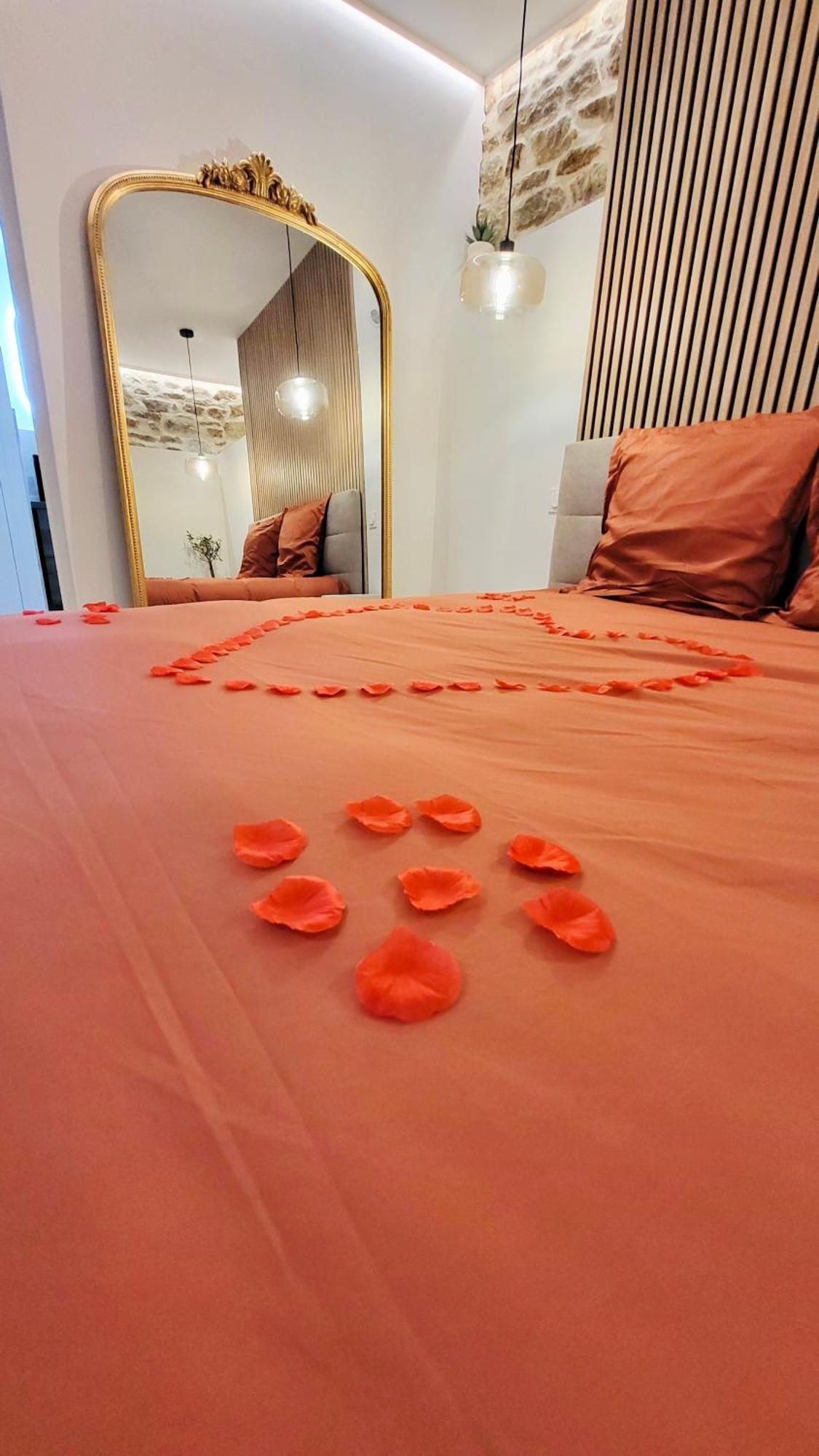 - La Suite Delos - Jacuzzi 2 Places - Centre Ville A Pied - Lit Queen Size - Parking Privee - Wifi - City Center Within Walking Distance - Кемпер Экстерьер фото