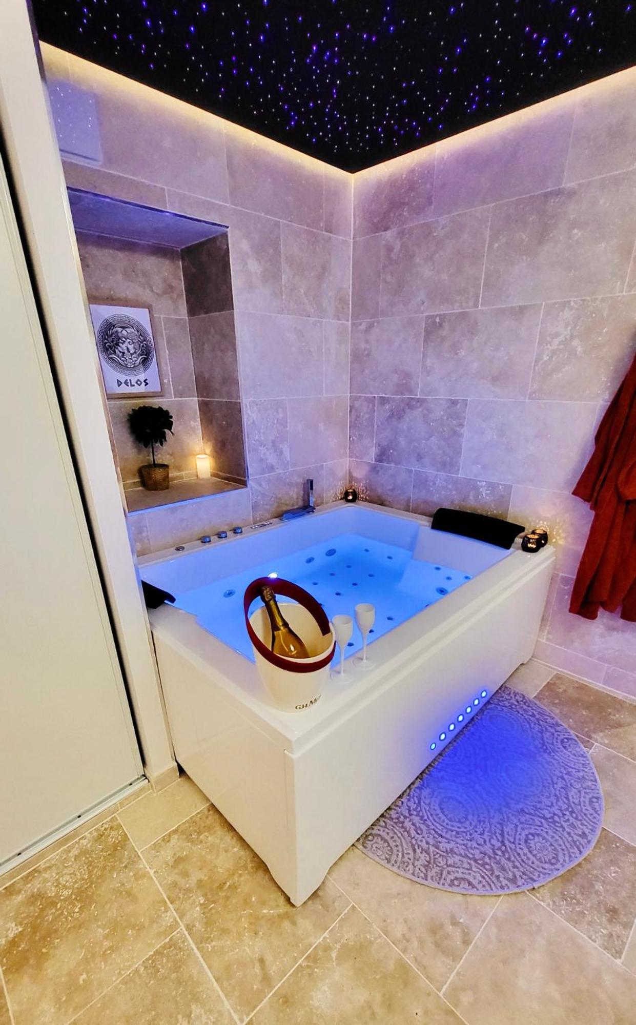 - La Suite Delos - Jacuzzi 2 Places - Centre Ville A Pied - Lit Queen Size - Parking Privee - Wifi - City Center Within Walking Distance - Кемпер Экстерьер фото